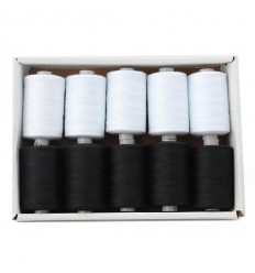 Набор белых и черных ниток для шитья